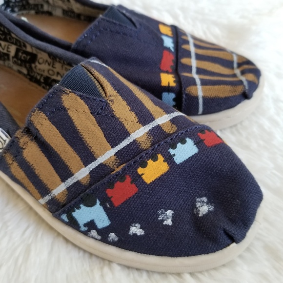 TOMS | Boy's Slippers - Picture 3 of 7